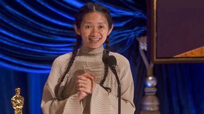 Chloé Zhao recebe o Oscar de melhor direção durante a premiação deste domingo.
