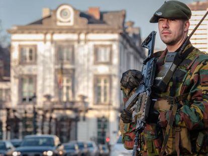 Militar belga custodia a residência do primeiro-ministro, no centro de Bruxelas.