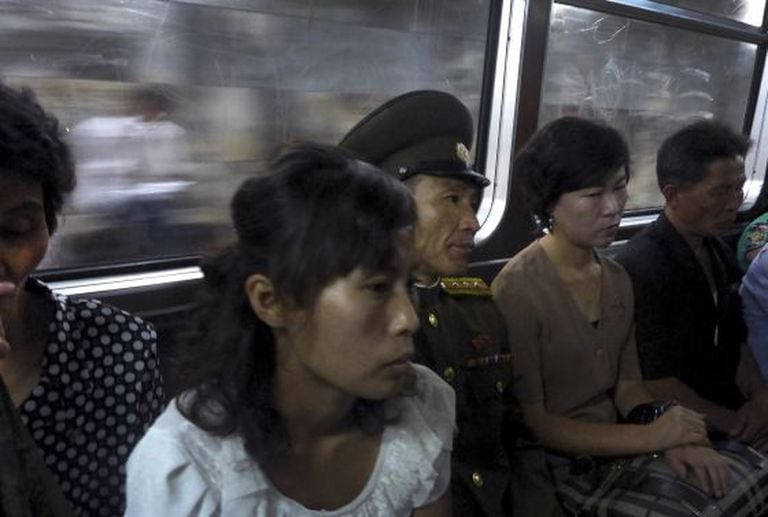 Passageiros no metrô de Pyongyang na segunda-feira.