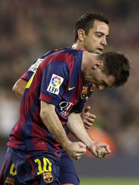 Messi comemora com raiva um de seus gols contra o Sevilla na presença de Xavi.