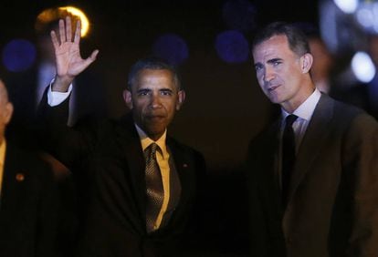 O presidente dos EUA, Barack Obama, &eacute; recebido pelo rei da Espanha, Felipe VI, ao chegar na noite deste s&aacute;bado em Madri.  
