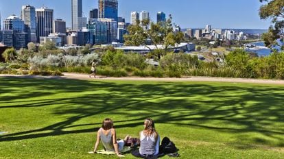 Dois jovens relaxam no Kings Park, em Perth (Austrália).