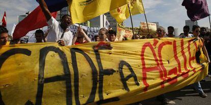 Manifestantes protestam contra crise de &aacute;gua em S&atilde;o Paulo. 