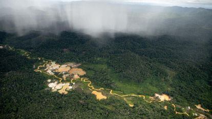 Sobrevoo regista áreas de garimpos ilegais dentro da Terra Indígena Yanomami, em Roraima, em abril de 2021.