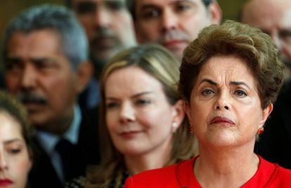 Dilma Rousseff, cercada de ex-ministros e parlamentares do PT, ao falar à imprensa após o impeachment.