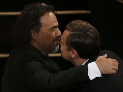 Alejandro González Iñárritu abraça-se com Leonardo Dei Caprio