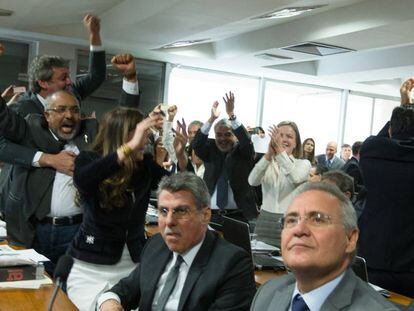 Oposição comemora a vitória na Comissão de Assuntos Socias (CAS) durante a votação de relatório da reforma trabalhista.