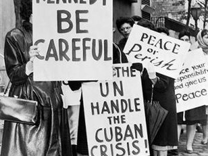 Um grupo de mulheres se manifesta a favor da paz durante a crise dos mísseis, em 1962.