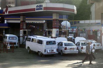 Carros abastecem em posto no Cairo depois do aumento da gasolina.