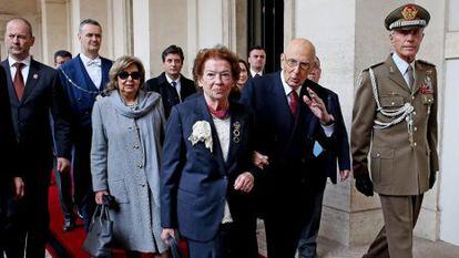 Giorgio Napolitano acena ao deixar o palácio presidencial de Quirinal, em Roma, ao lado de sua mulher.