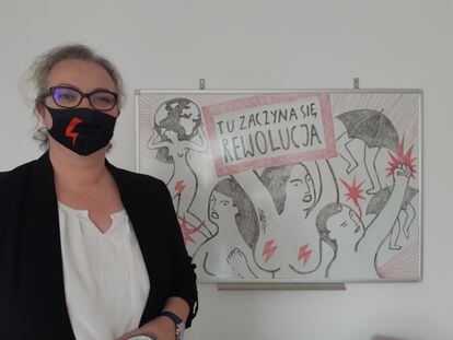 Marta Lempart, rosto mais visível do movimento feminista contra o Governo da Polônia, na sede da Strajk Kobiet em Varsóvia na sexta-feira.
