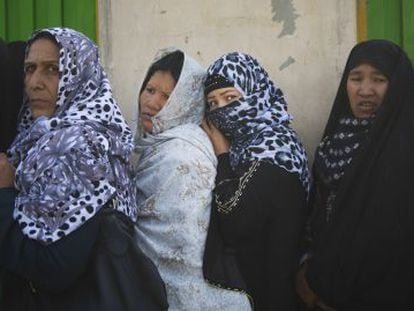 Afegãs se inscrevem para votar em uma escola de Cabul.