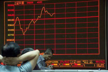 A Bolsa de Xangai registrou a maior queda dos &uacute;ltimos anos na segunda/ 
