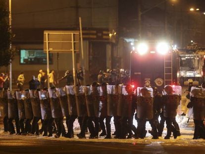 Policiais militares do Choque atuam para dispersar o protesto contra o Governo Temer no Largo da Batata, em S&atilde;o Paulo, no domingo, dia 4. 