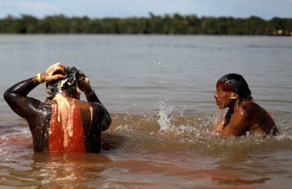 Indígenas da etnia xavante se banham em época de ritual, em janeiro de 2020.