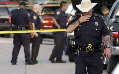 Um policial na cena de um crime em Houston, em 9 de agosto.