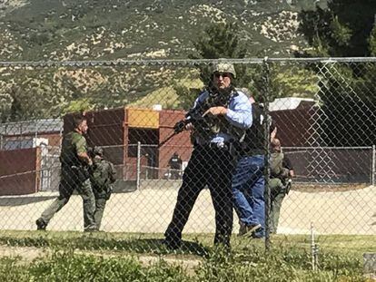 Vários policiais em escola atacada nesta segunda-feira na Califórnia.