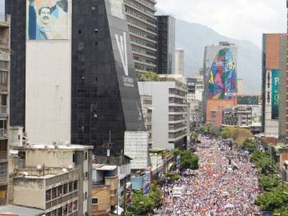 Manifestantes tomam as ruas de Caracas, capital da Venezuela, durante um protesto convocado pela oposição.