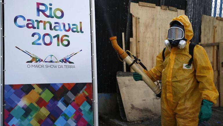 Agentes fazem a nebulização contra o mosquito no Sambódromo do Rio.