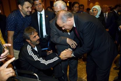 Erdogan aperta a mão de homem que ficou ferido no levante.