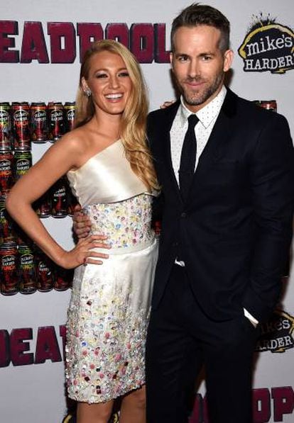 Blake Lively e Ryan Reynolds na apresentação de 'Deadpool', filme em que o ator é protagonista.