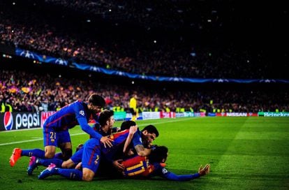 Jogadores do Barcelona comemoram o sexto gol do time.