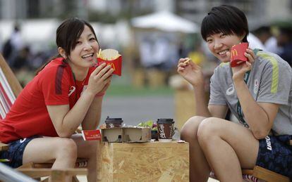 Atletas olímpicas japonesas comem no McDonald’s da Vila Olímpica.