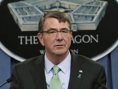 O secretário de Defesa norte-americano, Ash Carter, anuncia a operação contra um líder do EI.