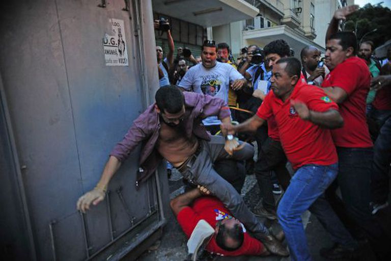 Confronto entre manifestantes que protestavam contra a corrupção e os que faziam ato em defesa da Petrobras, em fevereiro, no Rio.