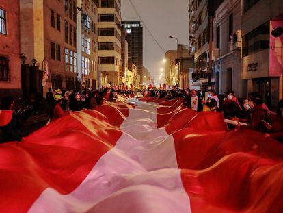 Bandeira do Peru nas mãos de seguidores do candidato Pedro Castillo no centro de Lima, nesta segunda-feira.