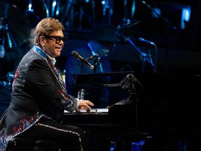 Elton John durante um show em Goteburgo (Suécia) em 19 de maio.