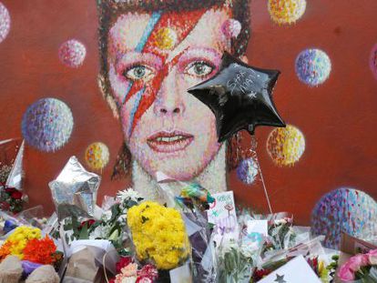 Altar junto a um mural de David Bowie em Brixton, Londres.