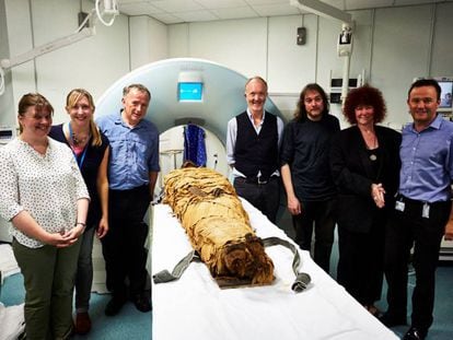 Os autores do trabalho, com David Howard e John Schofield ao lado da múmia de Nesiamon.