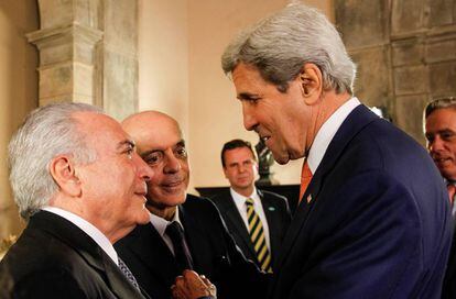 Temer, Serra e o secretário de Estado norte-americano, Kerry, no Rio de Janeiro.