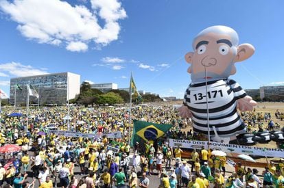 Protesto contra Dilma e Lula em Bras&iacute;lia, no domingo.
