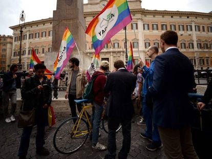 Partidários das uniões civis do mesmo sexo se manifestam fora do Parlamento italiano.