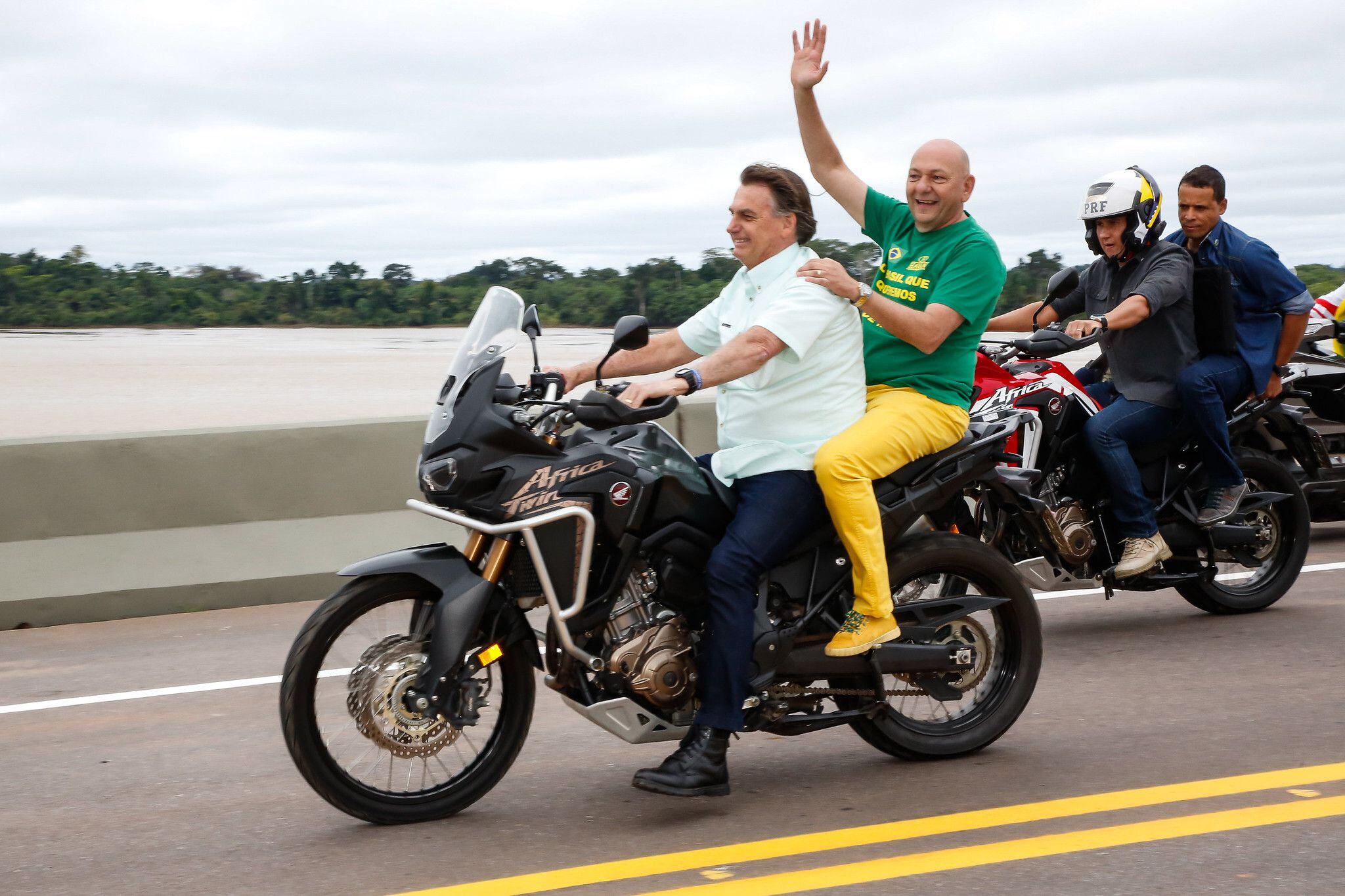 O presidente Bolsonaro e o empresário Luciano Hang durante inauguração de uma ponte sobre o Rio Madeira, no dia 7 de maio.