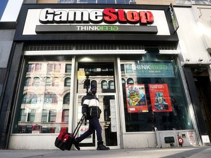 Um homem passa diante de uma loja da GameStop em Nova York, na sexta-feira.