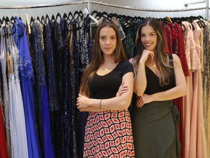 Luísa Souza Santiago e Camila de Mello Bessa, sócias da loja LookBe, de aluguel de vestidos de festas.