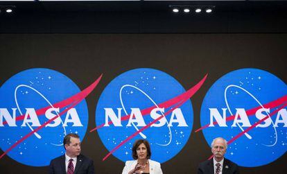 Da esquerda para a direita, Jeff DeWit, Robyn Gatens e o delegado da NASA para exploração humana, Bill Gerstenmaier, nesta sexta-feira em Nova York.