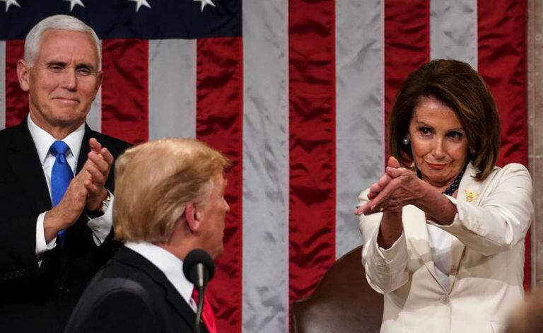 Donald Trump, na noite desta terça no Capitólio, entre o vice-presidente Mike Pence e a presidenta da Câmara de Representantes, Nancy Pelosi