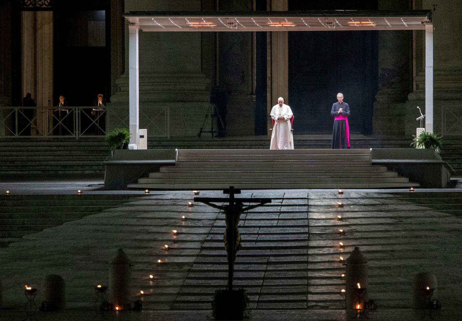 Papa Francisco preside a Vía Crucis diante de uma praça vazia na Basílica de São Pedro.