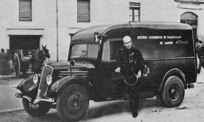 O médico canadense Norman Bethune ao lado da unidade móvel de transfusão de sangue que usou na Guerra Civil.