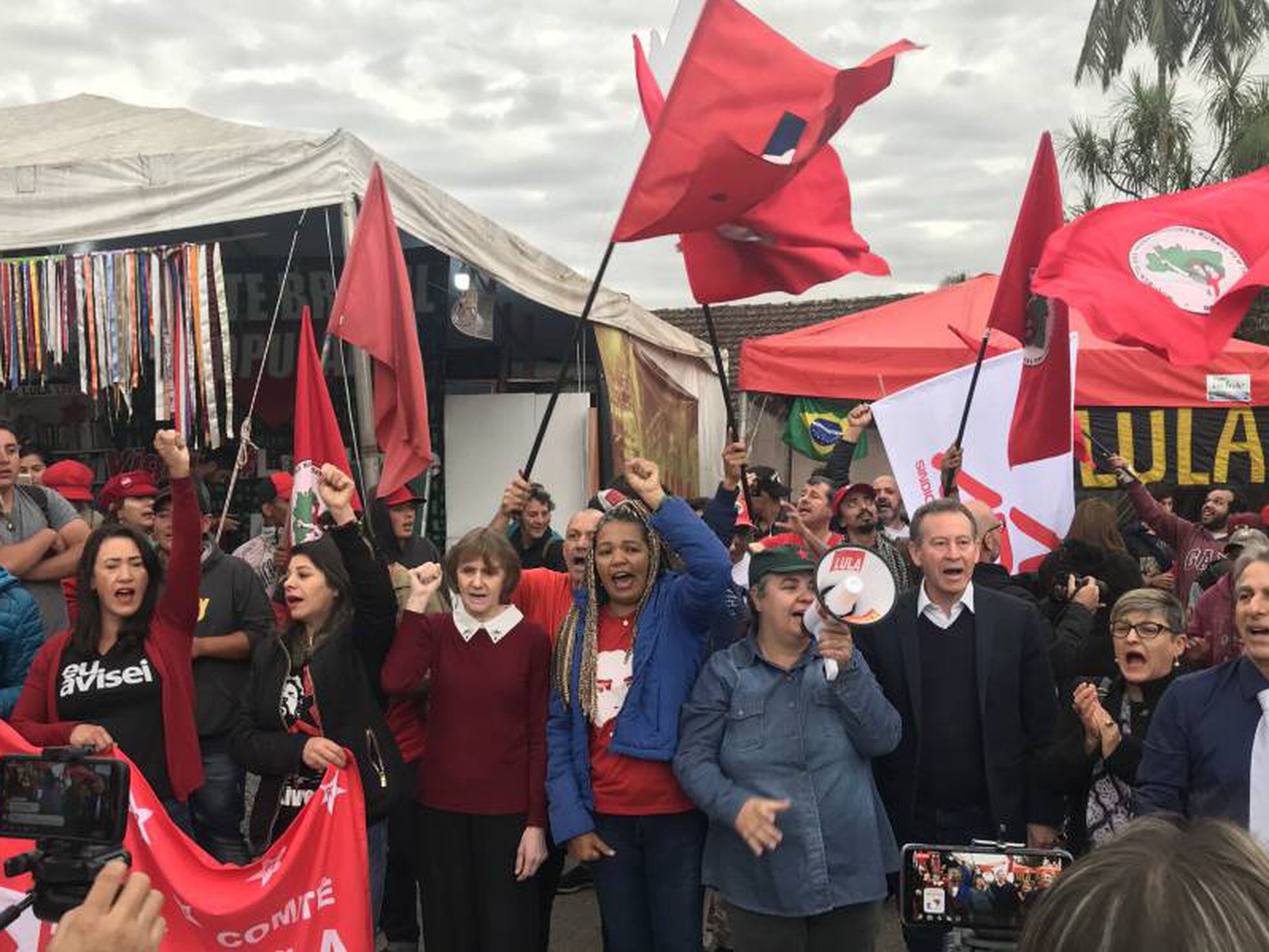 24 horas com a vigília que saúda Lula diariamente em Curitiba | Brasil | EL PAÍS Brasil 24 horas com a vigília que saúda Lula diariamente em Curitiba | Brasil | EL PAÍS Brasil