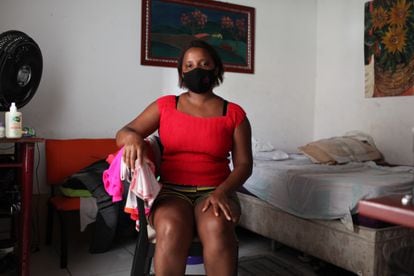 Sandra Leonora Gusmão, que de abril até dezembro recebeu o auxílio emergencial, no quarto que aluga em São Luís, capital do Maranhão.
