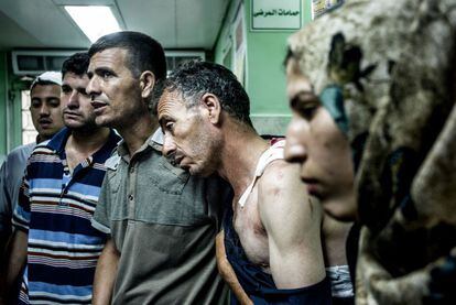 Civis palestinos feridos no bombardeio da escola da ONU aguardam atendimento no hospital de Beit Lahia, no norte de Gaza.