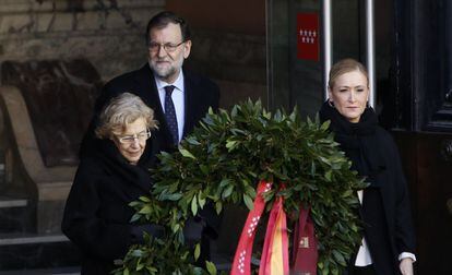 Manuela Carmena (esquerda da imagem) e Cristina Cifuentes posicionam coroa no aniversário do 11 de março, acompanhadas por Mariano Rajoy.