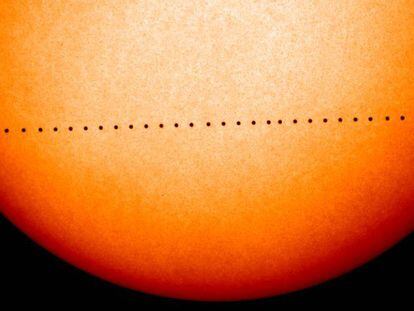 No trânsito, Mercurio aparece como um ponto negro. NASA