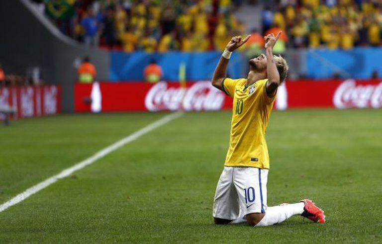 Neymar comemora um gol contra Camarões na Copa.