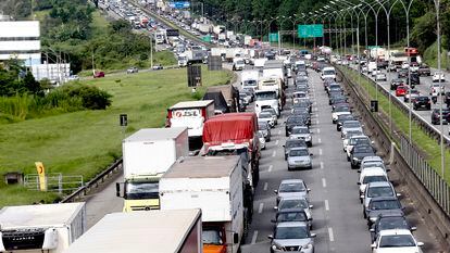 Congestionamento na Rodovia Castello Branco, na Grande  São Paulo, nesta segunda. Caminhoneiros bloquearam parcialmente a rodovia.